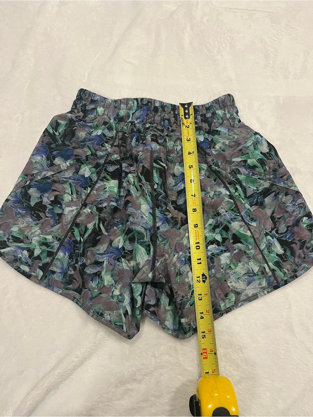 Lululemon Track That High-Rise Lined Shorts - Size 6 - Picture 2 of 6
